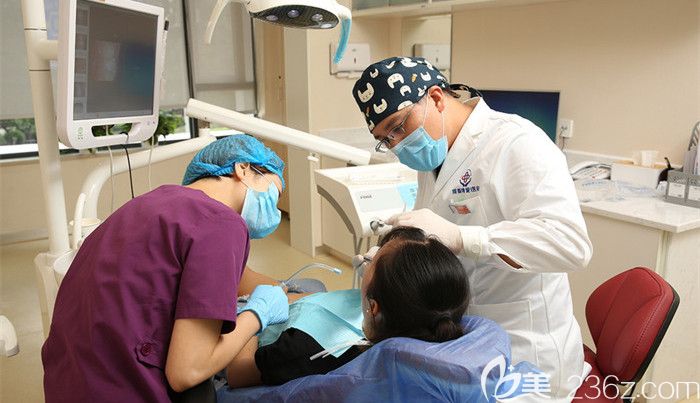 醫(yī)生為顧客做種植牙手術(shù)
