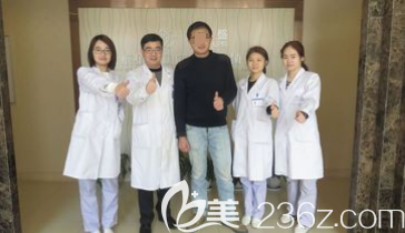 周宗貴和發(fā)友的合影 周宗貴和發(fā)友的合影