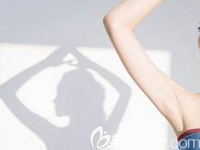 可以通過手臂吸脂擺脫蝴蝶袖