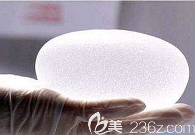 假體隆胸可以增大乳房體積