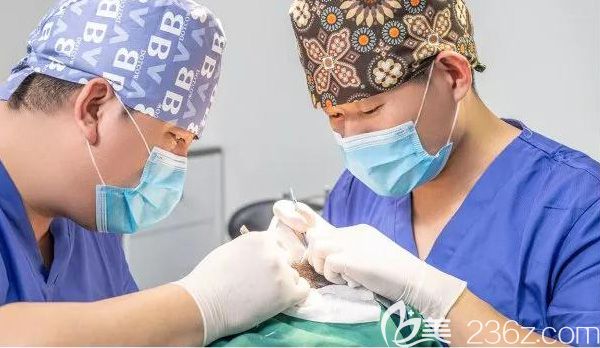 成都絲恒植發(fā)手術(shù)中