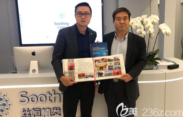 喬先明將自己著作的《FUE植發(fā)——實用無痕毛發(fā)移植術》送給絲恒植發(fā)團隊 喬先明將自己著作的《FUE植發(fā)——實用無痕毛發(fā)移植術》送給絲恒植發(fā)團隊