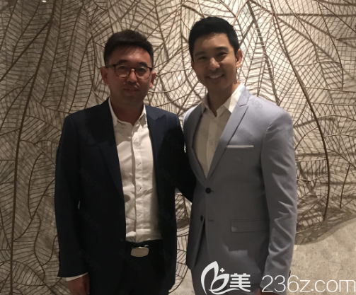 <!--<i data=20240703-sp></i>-->院長(zhǎng)與有名整形醫(yī)師的合影