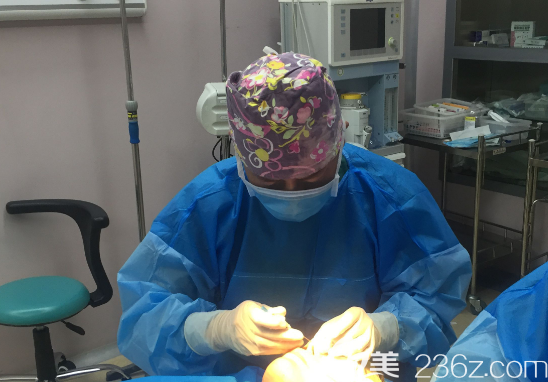 李建剛醫(yī)生正在進(jìn)行手術(shù)