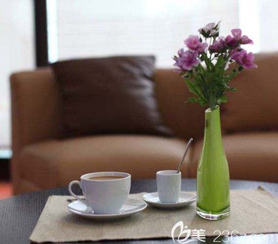 成都極光口腔為顧客準(zhǔn)備免費(fèi)咖啡