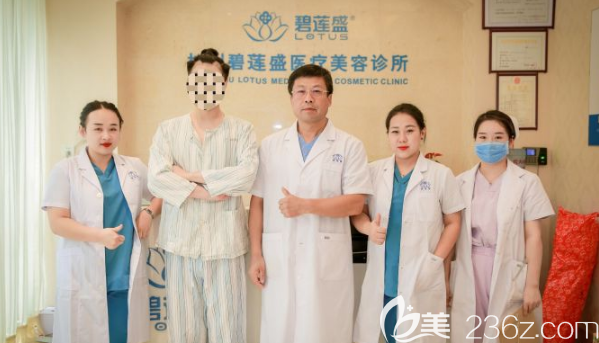 發(fā)友與碧蓮盛植發(fā)醫(yī)生合影 發(fā)友與碧蓮盛植發(fā)醫(yī)生合影