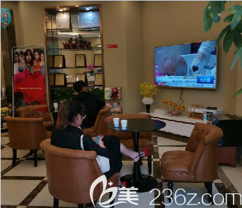 在這做額角種植和頭頂加密2個(gè)月碰上脫發(fā)期的時(shí)候我特別慌,不過7個(gè)月后就驚喜滿滿了