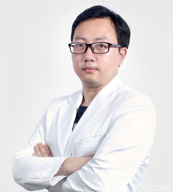 成都極光口腔種植醫(yī)生林峰