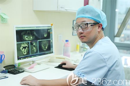 成都極光口腔林峰醫(yī)生工作中