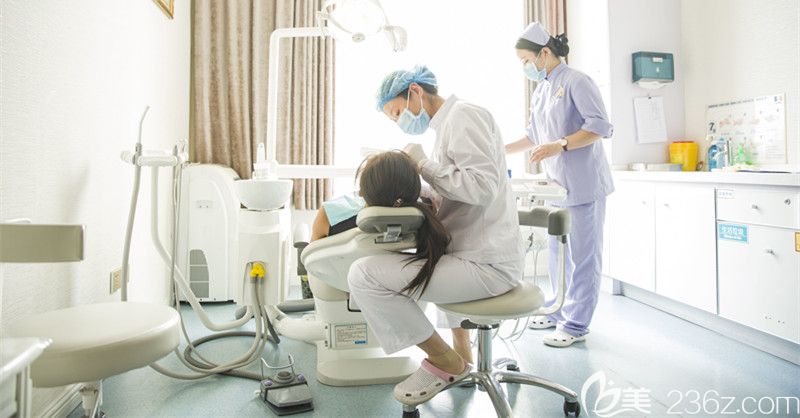 醫(yī)生為顧客進(jìn)行治療 醫(yī)生為顧客進(jìn)行治療