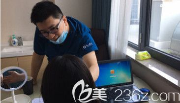 尹延喜醫(yī)生為顧客面診 尹延喜醫(yī)生為顧客面診