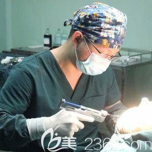 做自體脂肪填充面部手術(shù)中 做自體脂肪填充面部手術(shù)中