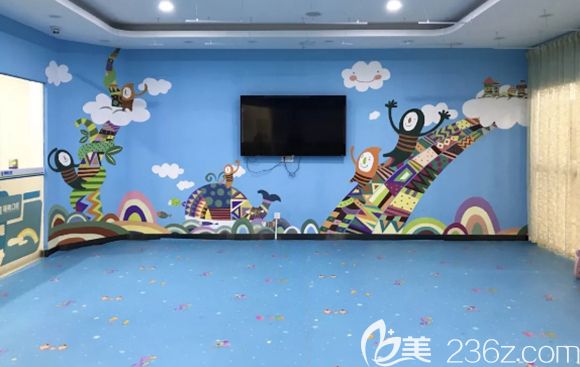 這里有專門的兒童診療室和兒童玩耍區(qū)