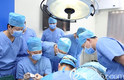 植發(fā)醫(yī)生擁有嫻熟的種植技術(shù)