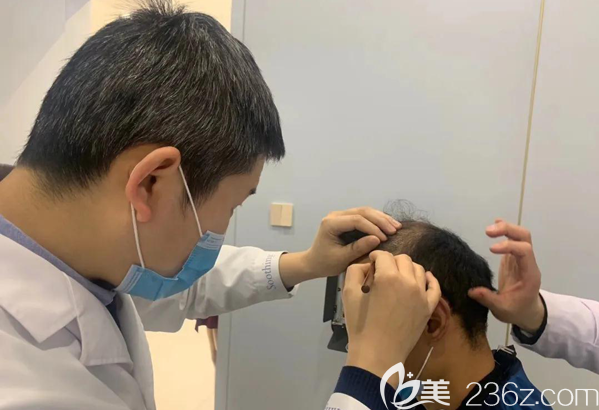 醫(yī)生正在進行面診 醫(yī)生正在進行面診