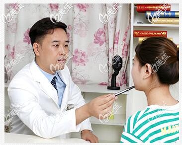 面診中的朱儒勝醫(yī)生 面診中的朱儒勝醫(yī)生