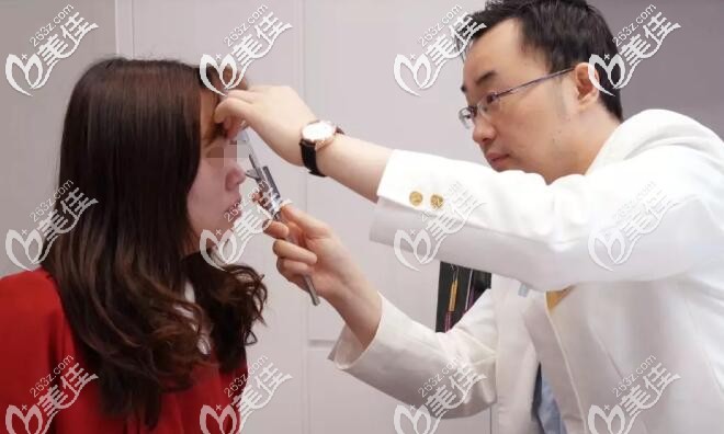 面診中的頓兆院長