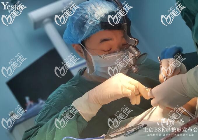 手術(shù)中的頓兆院長