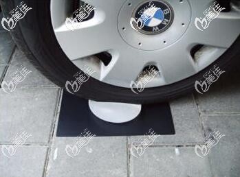 　　進(jìn)行汽車碾壓測試的德美假體