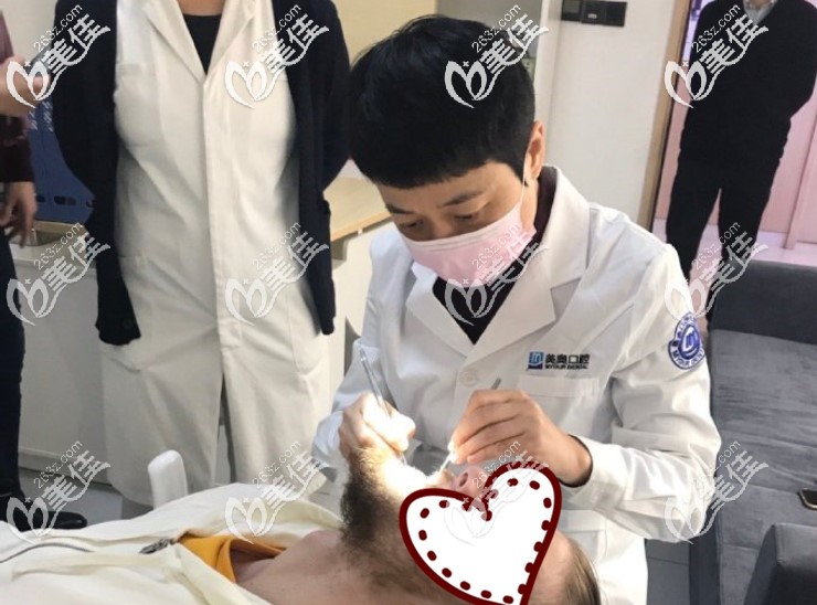 正畸醫(yī)生馮雪院長正在為顧客看診 正畸醫(yī)生馮雪院長正在為顧客看診