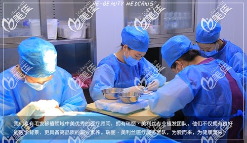 院內(nèi)專業(yè)植發(fā)醫(yī)師團(tuán)隊(duì)