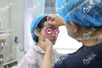 自體脂肪填充面部術(shù)前醫(yī)生畫(huà)線設(shè)計(jì) 自體脂肪填充面部術(shù)前醫(yī)生畫(huà)線設(shè)計(jì)