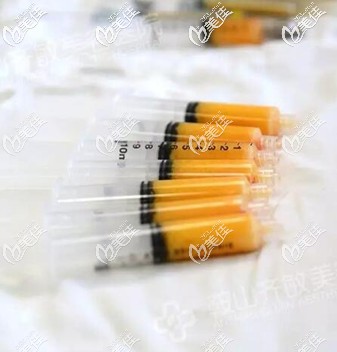 手術(shù)過(guò)程中抽取的自體脂肪 手術(shù)過(guò)程中抽取的自體脂肪