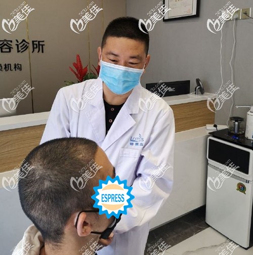 工作中的李中先醫(yī)生認(rèn)真負(fù)責(zé) 工作中的李中先醫(yī)生認(rèn)真負(fù)責(zé)