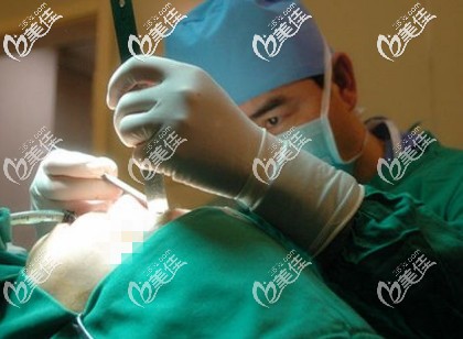 做鼻綜合手術(shù)中 做鼻綜合手術(shù)中