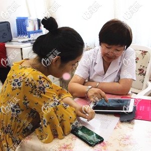 根據我皮膚情況制定了紅藍光祛痘方案