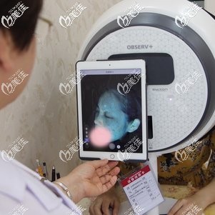 醫(yī)生為我做祛痘前檢測皮膚