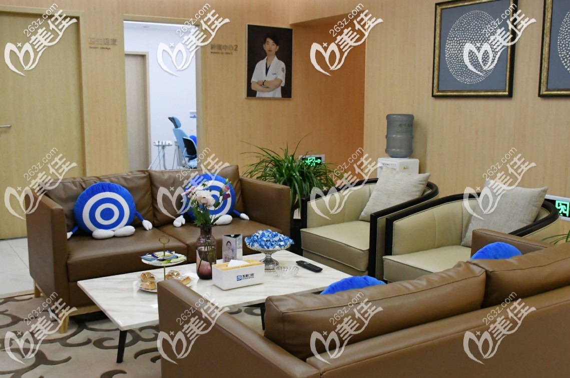 南通美奧口腔種植診室外的休息區(qū)