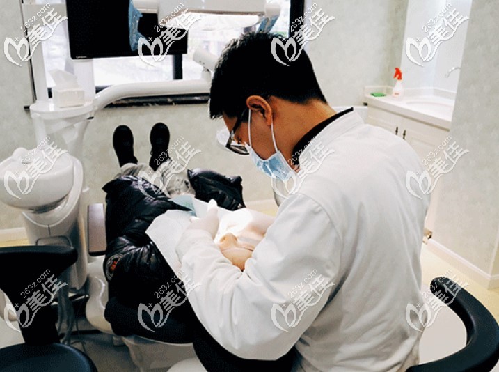 英美口腔醫(yī)生在為我做復(fù)查