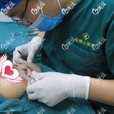 手術(shù)中醫(yī)生為我操作 手術(shù)中醫(yī)生為我操作
