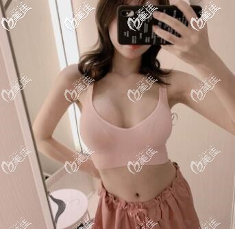 主要是曼谷隆胸出名的泰國(guó)NCC醫(yī)療美容院長(zhǎng)吸引我去做了360cc曼托圓形假體胸