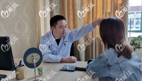 白虎醫(yī)生正在給求美者進(jìn)行術(shù)前面診 白虎醫(yī)生正在給求美者進(jìn)行術(shù)前面診