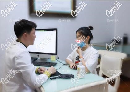 專業(yè)咨詢師面診中 專業(yè)咨詢師面診中