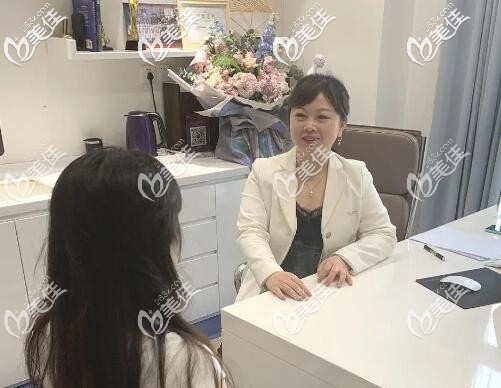 面診中的王莉醫(yī)生 面診中的王莉醫(yī)生