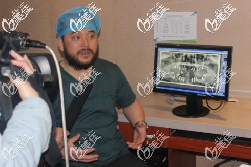 大同博誠口腔高恩峰醫(yī)生在工作中