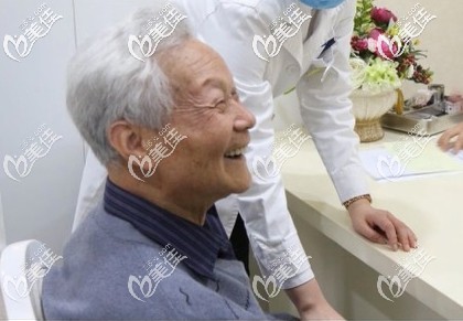 杭州美奧口腔種牙怎么樣?帶了快40年的活動義齒后找美奧口腔院長做完半口種植牙是這樣評價滴