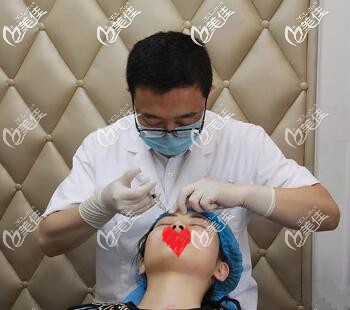 注射玻尿酸填充臉部手術(shù)中