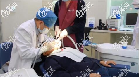 昆山美奧口腔王明種植院長(zhǎng)正在為顧客做治療