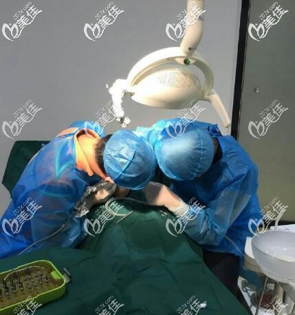 寧波恩吉口腔醫(yī)生正在做治療