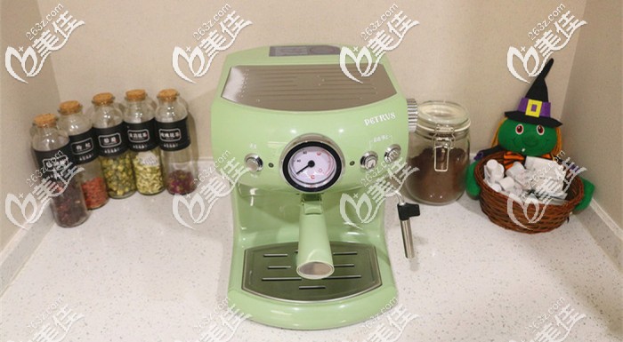 為顧客提供茶水飲料 為顧客提供茶水飲料