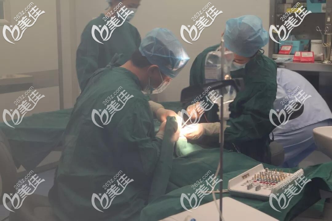 正在進(jìn)行即刻負(fù)重種植牙手術(shù)圖示 正在進(jìn)行即刻負(fù)重種植牙手術(shù)圖示