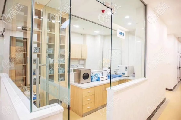 診所設(shè)置有干凈獨(dú)立的消毒滅菌室