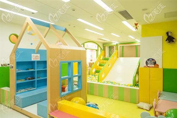 特設(shè)的兒童玩樂區(qū) 特設(shè)的兒童玩樂區(qū)