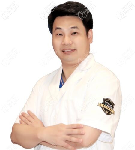 廈門麥芽口腔醫(yī)院種植科醫(yī)生陳海濱