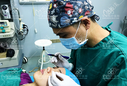 廣州軍美<!--<i data=20240703-sp></i>-->醫(yī)生隆鼻手術(shù)過程圖