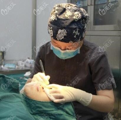 做雙眼皮手術(shù)過程中 做雙眼皮手術(shù)過程中